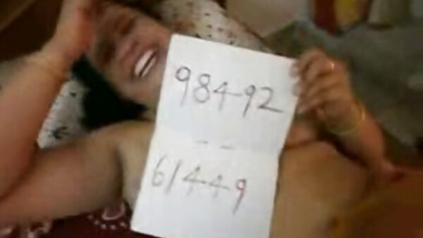 سبزه هوسی بامزه می کند و توپ ها را سکس مادر ودختر وپسر می بلعد