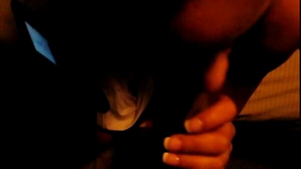 دختر زیبای زوزینکا در ماشینی که در پمپ بنزین فیلم سگسی مادر وپسر است، انگشت خود را به قاپ می زند