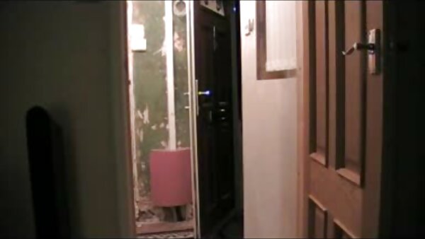 فاحشه منحنی، کارمن مایکلز، غنیمت باشکوه خود را به نمایش می فیلم سکس مادر وپسر در حمام گذارد